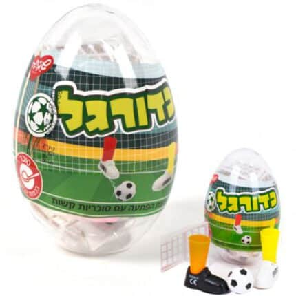 ביצת הפתעה פלסטיק עם סוכריות קשות כדורגל