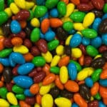 סוכריות עדשים בצורת אורז במילוי שוקולד 80 גרם