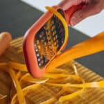 ⁦PELL מגרדת וקולפן צד מפלסטיק ונירוסטה TREBONN בצבע אדום⁩ – תמונה ⁦4⁩