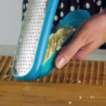 ⁦ZEST מגרדת עם תא אחסון מפלסטיק ונירוסטה Trebonn כחול⁩ – תמונה ⁦2⁩