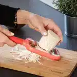 ⁦PELL מגרדת וקולפן צד מפלסטיק ונירוסטה TREBONN בצבע אדום⁩ – תמונה ⁦3⁩