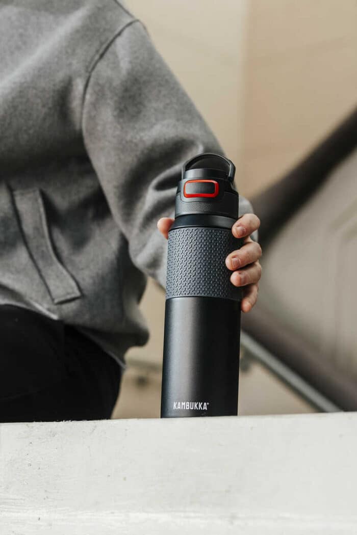 ⁦בקבוק שתיה טרמי 750 מל שחור KAMBUKKA מבית NIGTHDALL⁩ – תמונה ⁦6⁩