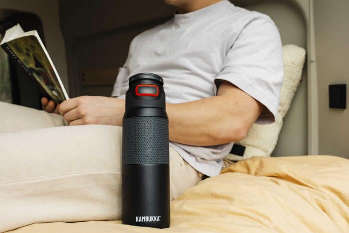 ⁦בקבוק שתיה טרמי 750 מל שחור KAMBUKKA מבית NIGTHDALL⁩ – תמונה ⁦5⁩