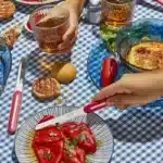 ⁦סכין מולטי משוננת 10 ס"מ אדומה ARCOS ספרד⁩ – תמונה ⁦2⁩